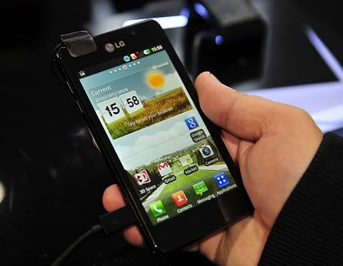 MWC-2012-LG-Optimus-3D-Max-Hands-On-2.jpg