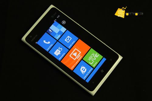 Nokia-Lumia-900-13.jpg