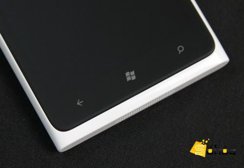 Nokia-Lumia-900-4.jpg