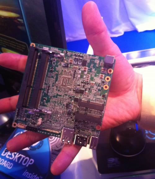 intel-nuc-hand-motherboard-640x739.jpg